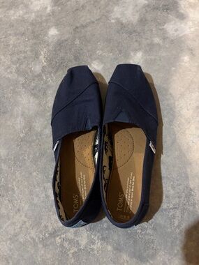Navy Toms like new